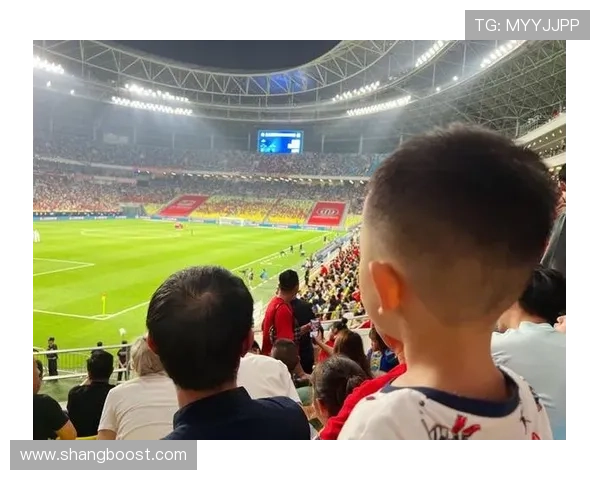 小男孩勇敢求签名感动足球球星全场热泪瞬间成经典 小男孩勇敢求签名感动足球球星全场热泪瞬间成经典