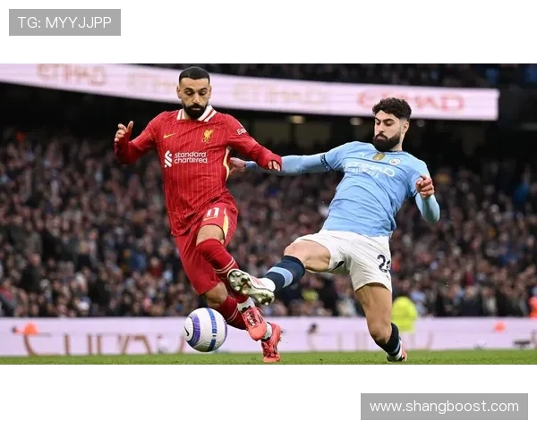 足球球星裸身挑战极限展现自信与力量的魅力瞬间