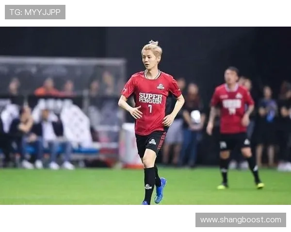 鹿晗与球星激烈对决 足球比赛场上展现极致技艺与魅力